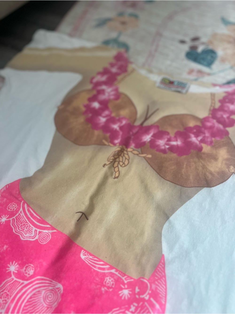 Novelty vintage Hula Girl Print Short Sleeve Tee - White / Pink - Picture 3 of 4